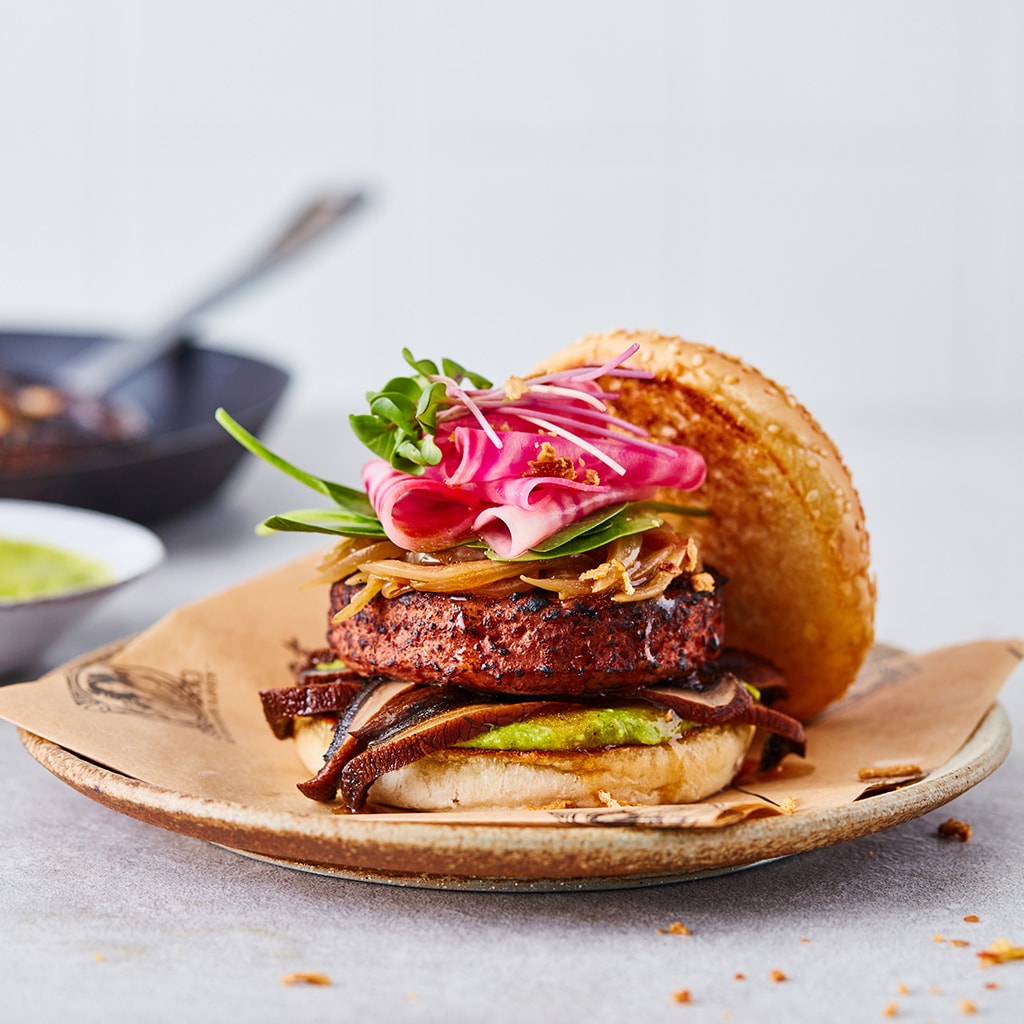 Vegetarische burger met oven geroosterde portobello, gekarameliseerde uien en zoetzure bietjes
